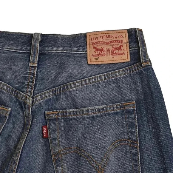 Levi's 501 Jeans Button Fly Relaxed Rolled Blue  Medium Wash Size 26 - Picture 10 of 16